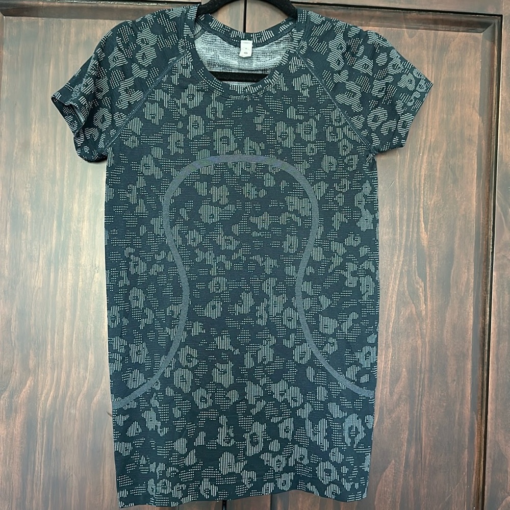 Lululemon Swiftly Tech Shirt, size 8.